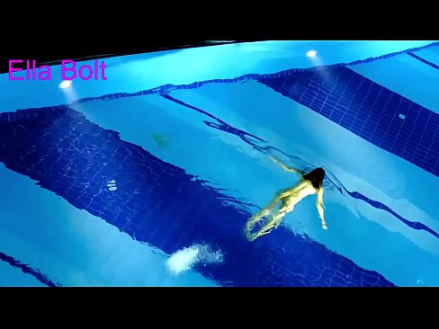 ❤️ Abdi teu tiasa ngeureunkeun nonton, pirang ngora bray ngojay buligir di ELLA bolt Resort kolam renang ❤️ porno di urang ☑