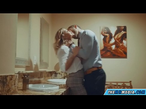 ❤️ Nalika pirang busty seduces anjeun dina restroom umum ❤️ porno di urang ☑